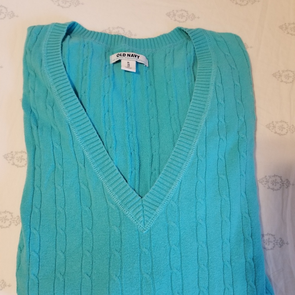 Old Navy v-neck cable sweater, size xl